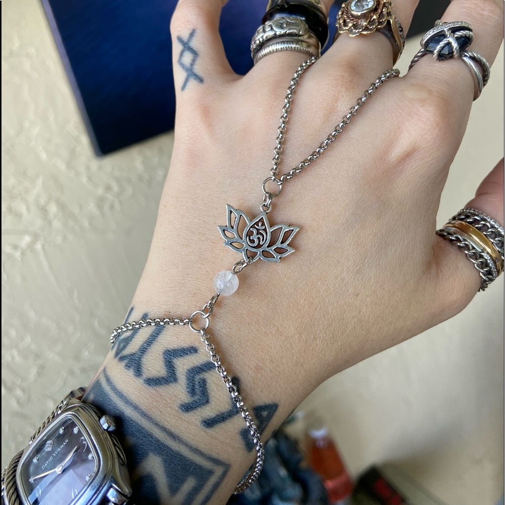 Hand piece lotus flower om sign quartz bracelet - Picture 10 of 15